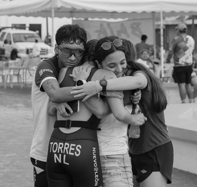 Athletes embrace after a race in Ciudad Madero, capturing a moment of joy and relief.